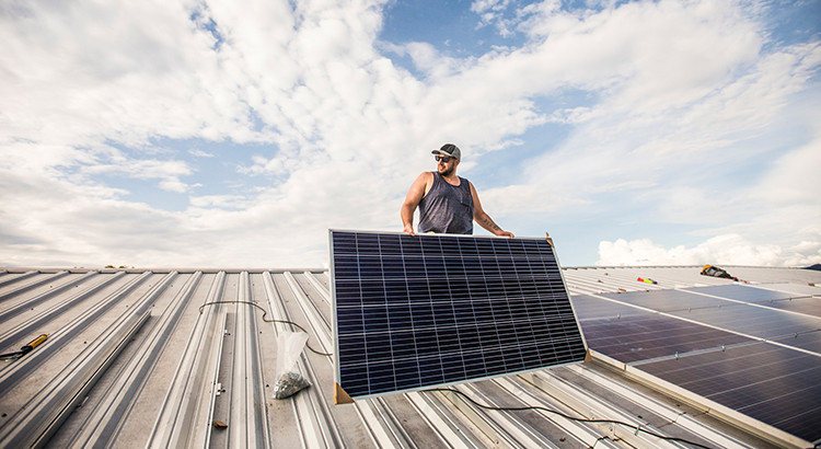 découvrez les nombreux avantages des installations photovoltaïques, notamment des économies sur votre facture d'électricité, une réduction de votre empreinte carbone, et une valorisation de votre patrimoine. profitez d'une énergie renouvelable et durable avec les panneaux solaires.
